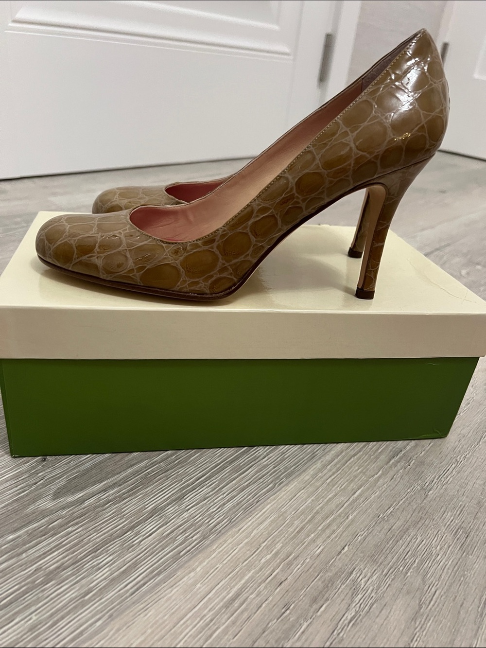 NEW IN BOX KATE SPADE KAROLINA CAMEL CROC HEELS SIZE 7.5